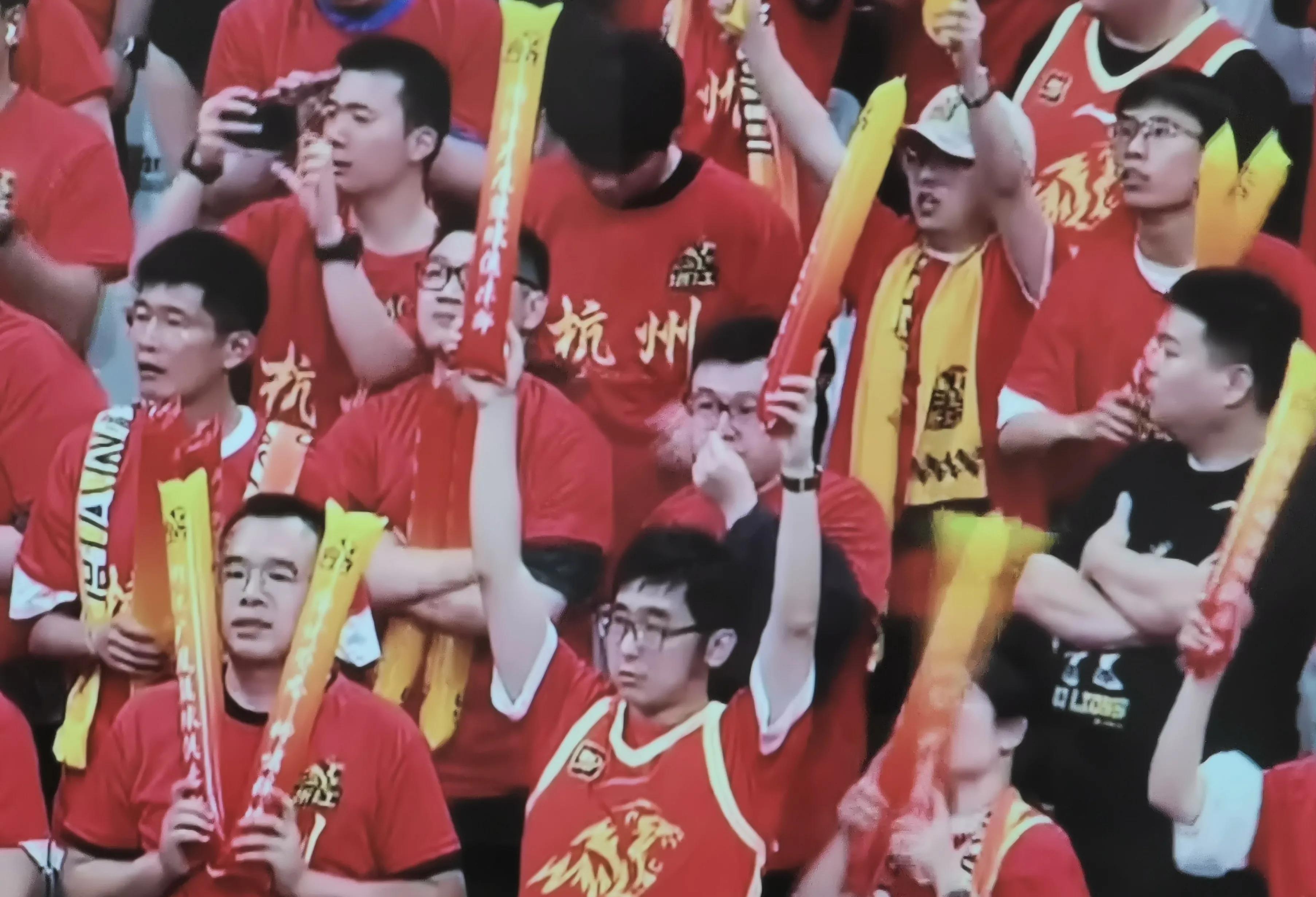 江苏男篮主场胜利,给球迷们带来了惊喜与喜悦 江苏男篮主场胜利,给球迷们带来了惊喜与喜悦