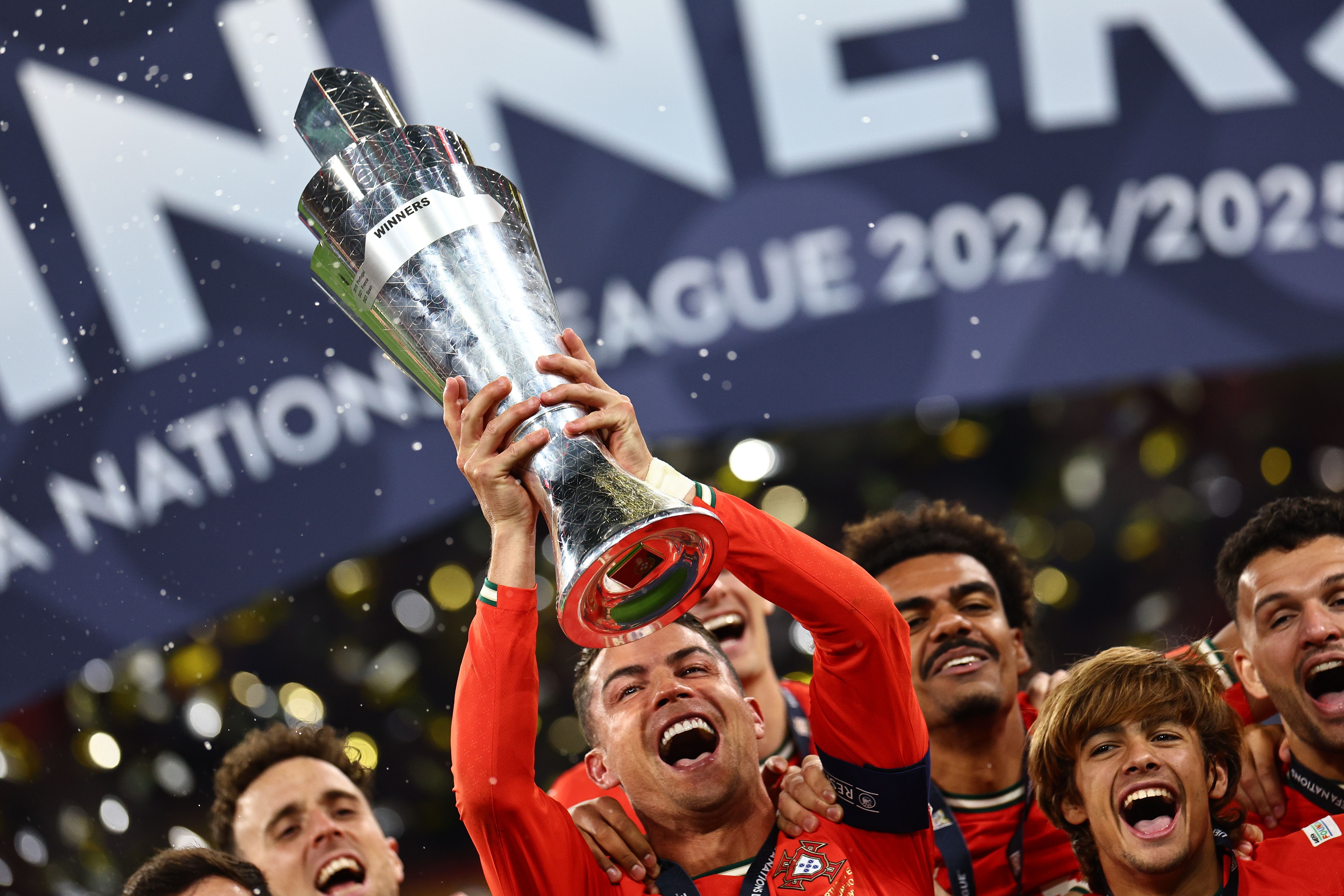 包含国际足球锦标赛迎来激烈角逐,球员斗志昂扬的词条 包含国际足球锦标赛迎来激烈角逐,球员斗志昂扬的词条