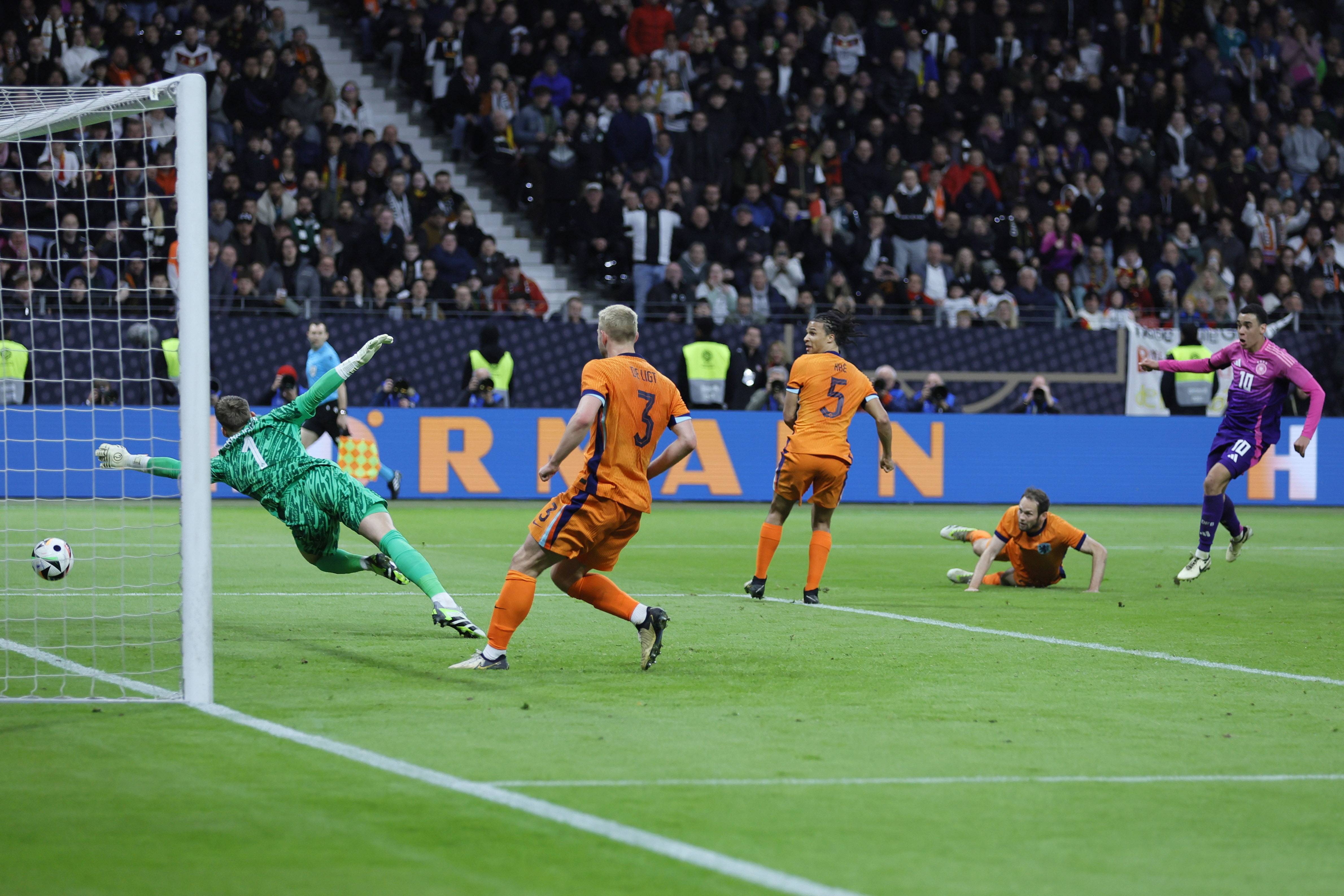 德国足球文化展览引发观众热情