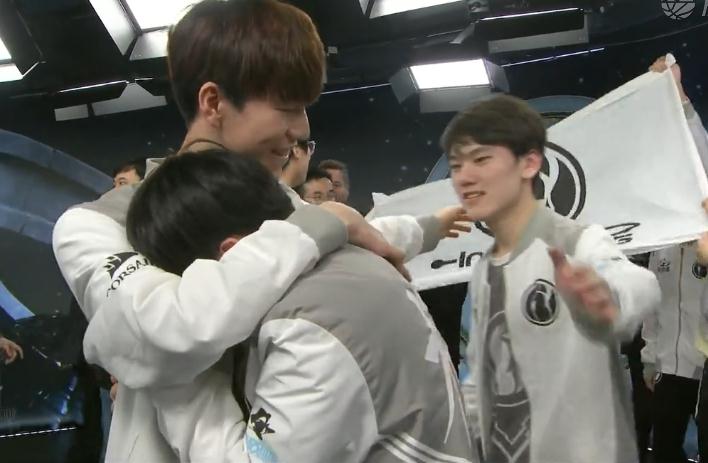 LPL传奇谢幕，球迷泪洒赛场